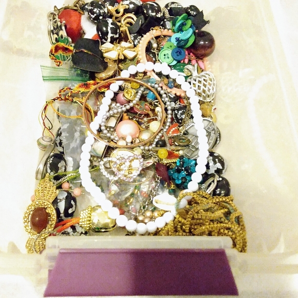 Costume Jewelry Scrap Lot 5lbs. - Picture 7 of 8